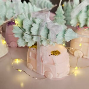 lot petit vans hippie avec sapin de noel