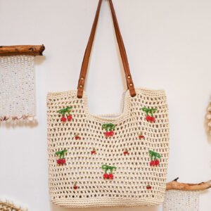 sac à main en crochet beige avec des cerises en perles de verres et breloques