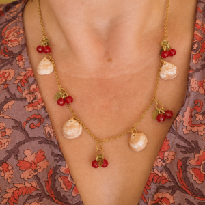 collier coquillages et cerisesz
